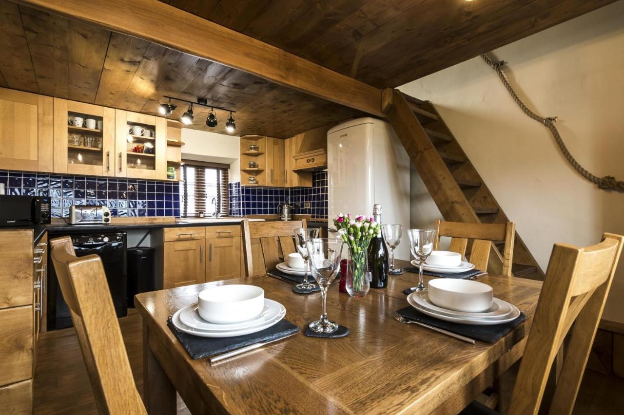Foxglove - Luxurious Barn Conversion - Blossom Farm Johnston Екстер'єр фото